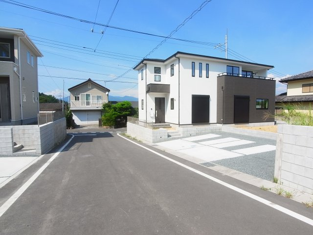 新築　KIS渋川市石原１期　2号棟の前面道路含む現地写真|現地写真　現地写真　北側接道幅員約4.9ｍ　西側接道幅員約6.0ｍ