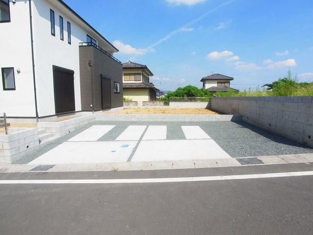 新築　KIS渋川市石原１期　2号棟の駐車場|現地写真　並列駐車２台置ける駐車場、もちろんコンクリート舗装です。
