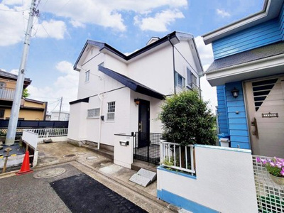 【外観】 | ◇内外装リフォーム×お庭付きヴィンテージハウス◇藤沢市菖蒲沢 | リフォームされた３ＬＤＫヴィンテージハウス♪屋根、外壁塗装で美しく生まれ変わった外観♪コストのかかる外装リフォーム済で安心して新生活をスタートできます。