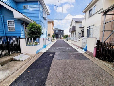 【前面道路含む現地写真】 | ◇内外装リフォーム×お庭付きヴィンテージハウス◇藤沢市菖蒲沢 | 通り抜けのできない道路に面しておりますので車の進入が少なく、ゆっくり落ち着いて駐車ができます。