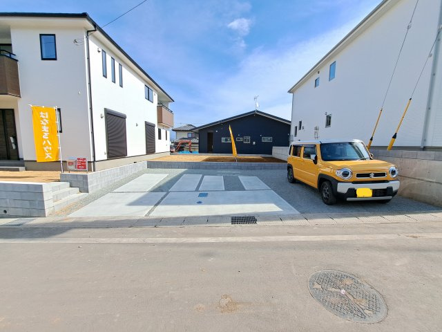 新築　KIS渋川市石原１期　4号棟の駐車場|現地写真　並列駐車２台置ける駐車場、もちろんコンクリート舗装です。