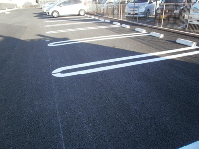 【駐車場】 | Ｄ－ｒｏｏｍＢｕｓｉｎｅｓｓ小山 | 駐車場も広々です。