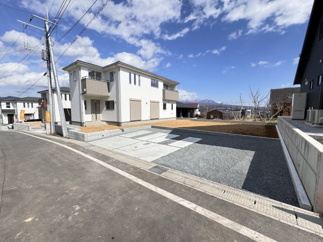 新築　KIS渋川市石原１期　6号棟の駐車場|現地写真　並列駐車２台置ける駐車場、もちろんコンクリート舗装です。