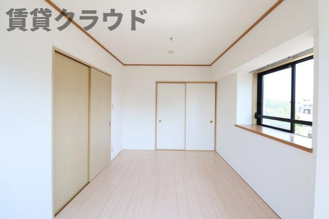 グレイスフルツツイの寝室|ちょっとした収納スペースも充実しています