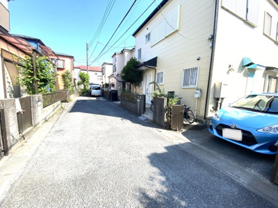 【前面道路含む現地写真】 | （平成８年築）指扇徒歩２３分、中古戸建て | 前面道路含む現地写真です