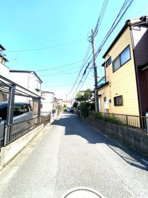 【前面道路含む現地写真】 | （平成８年築）指扇徒歩２３分、中古戸建て | 前面道路含む現地写真です