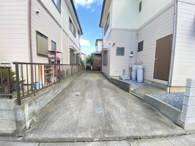 【駐車場】 | （当社ご成約なら仲介手数料無料♪）内装フルリフォーム物件 | 車をお持ちの方に嬉しい駐車場付きの物件です