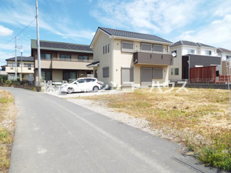 【前面道路含む現地写真】 | 前面道路の幅員は約3メートル。建築後退済です。