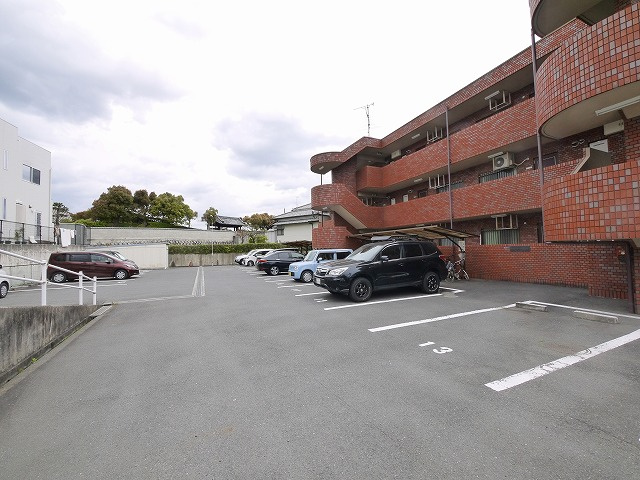パストラール西大寺の駐車場|駐車場です