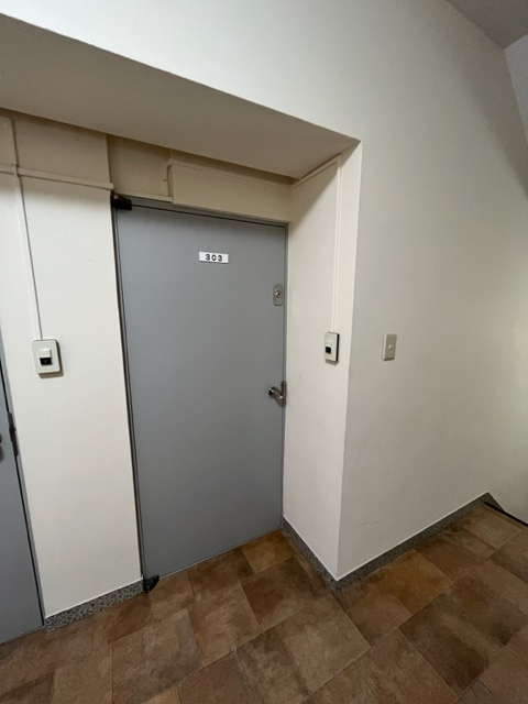 縄田ビルの玄関