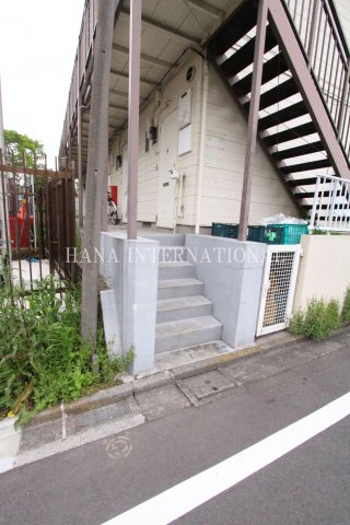 ファミールつつじヶ丘のエントランス