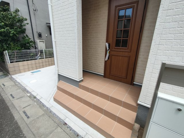 岩槻区宮町戸建てのエントランス|落ち着いたエントランスです