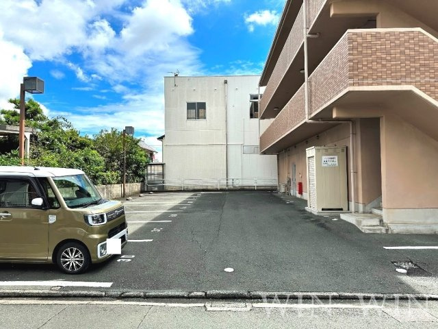 キャプテンビルの駐車場