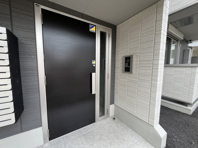 シャルムAのエントランス|ゆとりのあるエントランスです