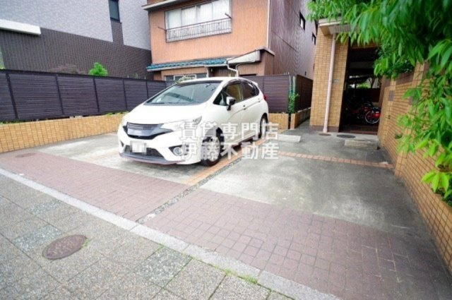 グランメール城西の駐車場