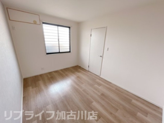 メゾンソレイユＡの洋室|※別のお部屋のお写真です。フローリングの色や扉の色異なります※