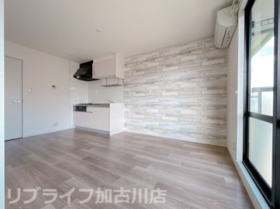 メゾンソレイユＡの居間・リビング|※別のお部屋のお写真です。フローリングや建具の色、アクセントクロス異なります。※