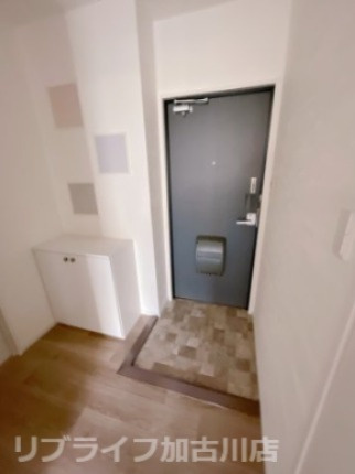 メゾンソレイユＡの玄関|※別のお部屋のお写真です。フローリングや建具の色、アクセントクロス異なります。※
