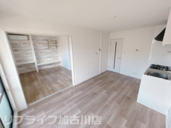 メゾンソレイユＡの居間・リビング|※別のお部屋のお写真です。フローリングや建具の色、アクセントクロス異なります。※