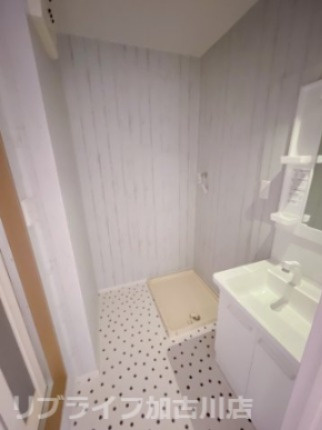 メゾンソレイユＡの洗面所|※別のお部屋のお写真です。フローリングや建具の色、アクセントクロス異なります。※