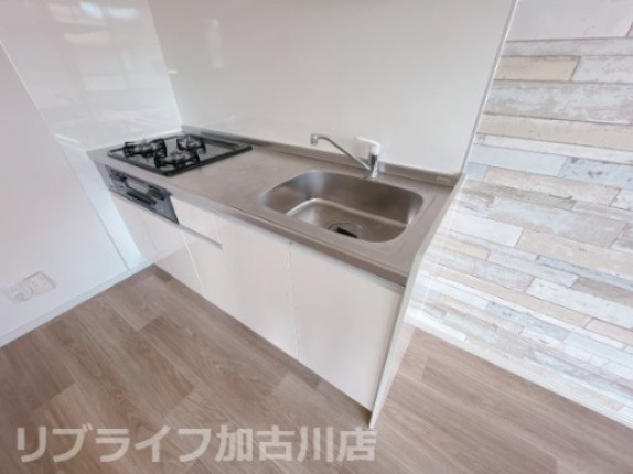 メゾンソレイユＡのキッチン|※別のお部屋のお写真です。キッチンの色、フローリングや建具の色、アクセントクロス異なります。※