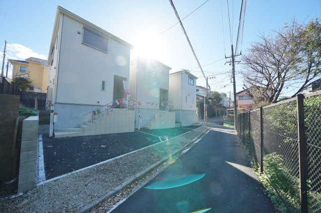 【保土ヶ谷区桜ヶ丘1丁目50-21全３棟新築戸建て１号棟】★仲介手数料無料★（桜台小学校・岩崎中学校）の前面道路含む現地写真