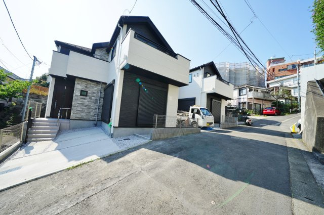 【保土ヶ谷区桜ヶ丘2丁目2-30全２棟新築戸建て１号棟】★仲介手数料無料★（桜台小学校・岩崎中学校）の前面道路含む現地写真