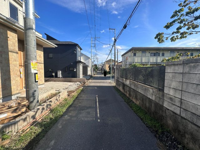 川越市笠幡4期　新築戸建の前面道路含む現地写真|北側4.0ｍ公道/西側4.0ｍ公道