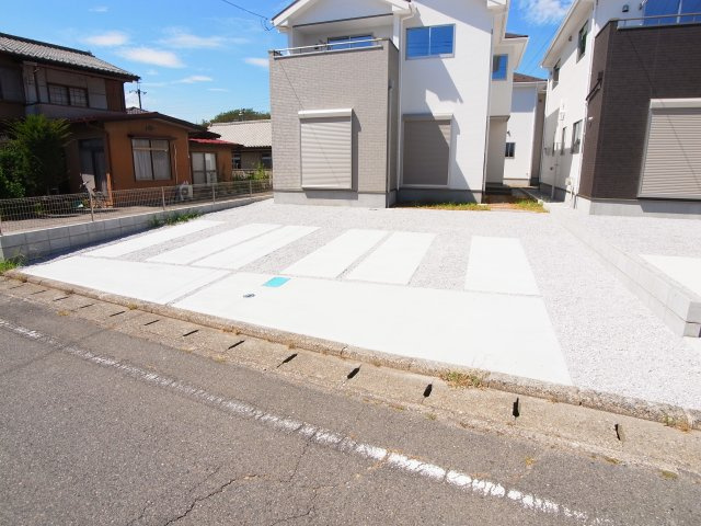 新築　KIS渋川市赤城町1期　2号棟の駐車場|現地写真　並列駐車２台置ける駐車場、もちろんコンクリート舗装です。