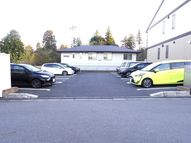 シャイニースカイコートの駐車場