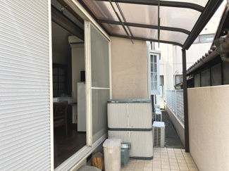 【エントランス】 | キッチン横に広めのテラスがありゴミの一時置きなどに便利です　洗濯も干せます