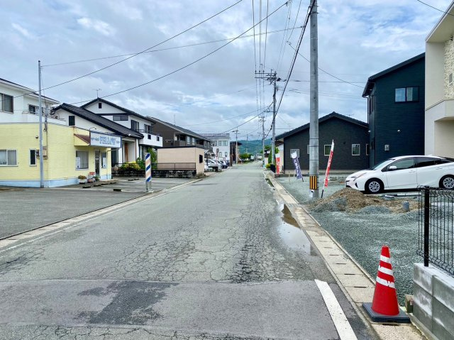みやま市瀬高町下庄の新築一戸建の前面道路含む現地写真