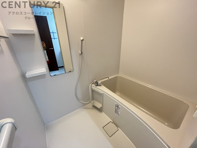 シャンプーなど置けるスペースあり。