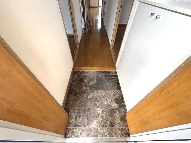 ロマネコンティ24の玄関|明るい玄関です
※違うお部屋の写真を使用している為、実際には異なる可能性がございます。