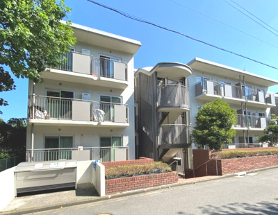 【外観】 | 【売主直売】磯子レインボーハイツ5-4号棟 | 総戸数383戸、1983年8月築、管理人は日勤勤務につき管理体制良好です♪
南東向きのため日当たり・通風良好です。