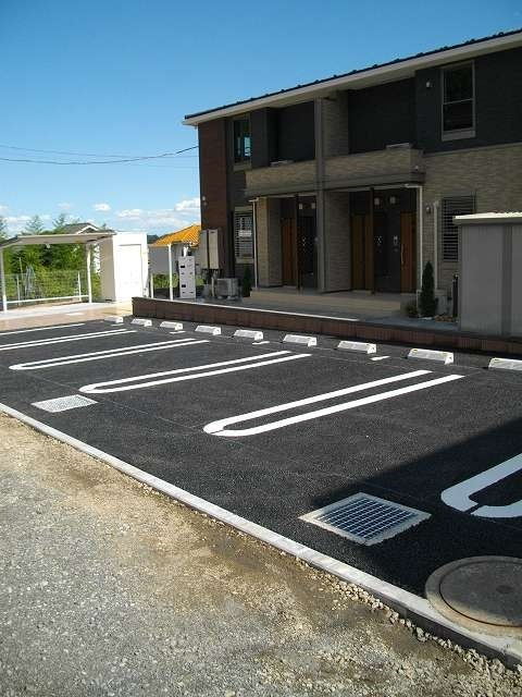 プラシード弐番館の駐車場
