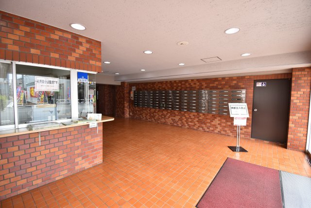 【エントランス】 | ライオンズマンション墨田　東南向きの２DK | 東南向き6階のフルリフォーム済２DK！スーパーもコンビニも目の前にございます♪小中学校も徒歩10分圏内、2014年に大規模修繕工事実施済です。知名度の高いライオンズマンションシリーズ♪