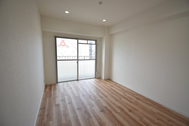 【洋室】 | ライオンズマンション墨田　東南向きの２DK | 東南向き6階のフルリフォーム済２DK！スーパーもコンビニも目の前にございます♪小中学校も徒歩10分圏内、2014年に大規模修繕工事実施済です。知名度の高いライオンズマンションシリーズ♪