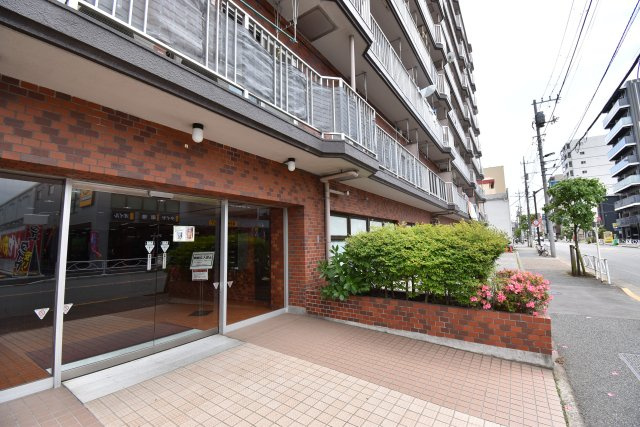 【外観】 | ライオンズマンション墨田　東南向きの２DK | 東南向き6階のフルリフォーム済２DK！スーパーもコンビニも目の前にございます♪小中学校も徒歩10分圏内、2014年に大規模修繕工事実施済です。知名度の高いライオンズマンションシリーズ♪