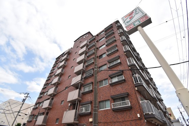 【外観】 | ライオンズマンション墨田　東南向きの２DK | 東南向き6階のフルリフォーム済２DK！スーパーもコンビニも目の前にございます♪小中学校も徒歩10分圏内、2014年に大規模修繕工事実施済です。知名度の高いライオンズマンションシリーズ♪