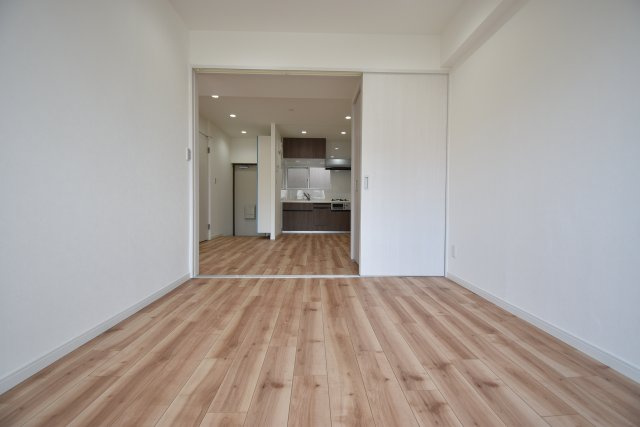 【洋室】 | ライオンズマンション墨田　東南向きの２DK | 東南向き6階のフルリフォーム済２DK！スーパーもコンビニも目の前にございます♪小中学校も徒歩10分圏内、2014年に大規模修繕工事実施済です。知名度の高いライオンズマンションシリーズ♪