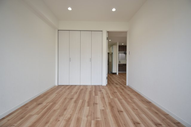 【洋室】 | ライオンズマンション墨田　東南向きの２DK | 東南向き6階のフルリフォーム済２DK！スーパーもコンビニも目の前にございます♪小中学校も徒歩10分圏内、2014年に大規模修繕工事実施済です。知名度の高いライオンズマンションシリーズ♪