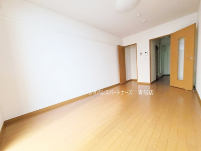 【居間・リビング】 | ｓｈｉｍｏ５５ | 1階はフローリング、2階以上はカーペットタイプとなります。