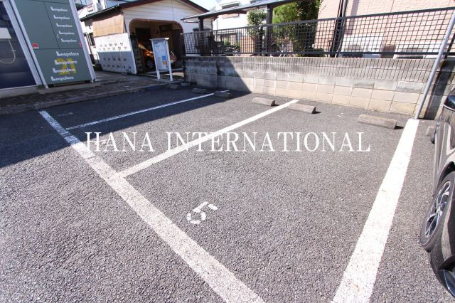 レオパレスシャルムⅡの駐車場