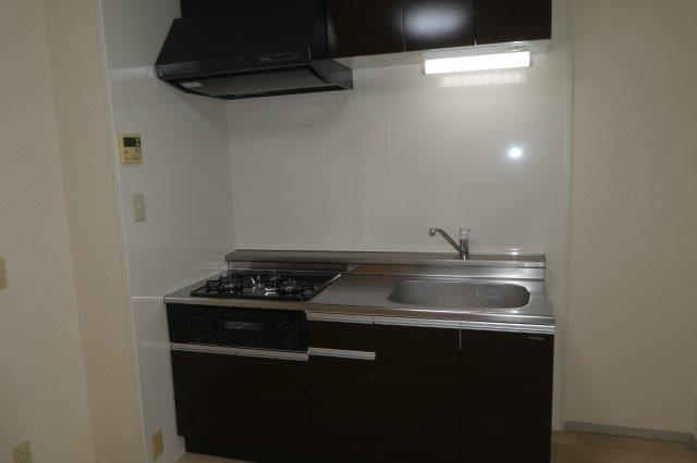 セジュール城之内Ｂのキッチン|３口ガスコンロ付きシステムキッチン