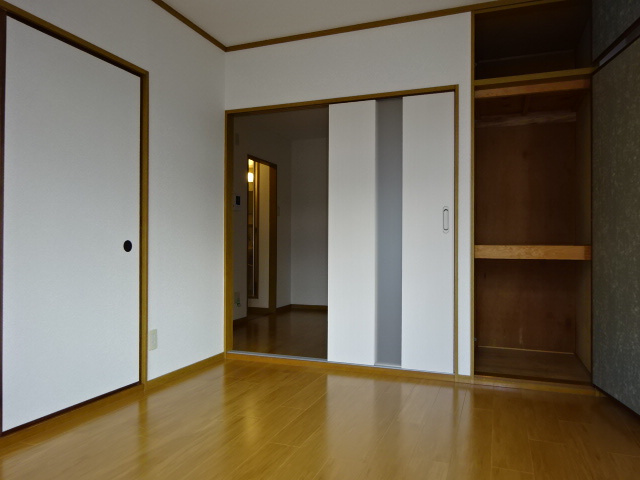 エルディムナガヤマの居間・リビング