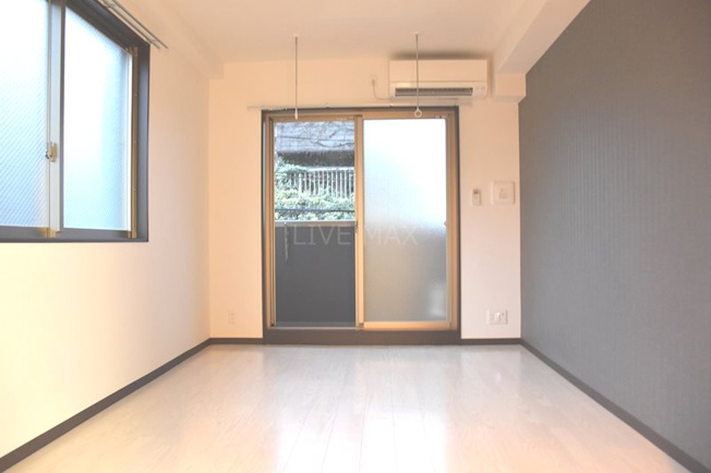 ※反転タイプ　※別部屋のお写真になりますので小窓はありません