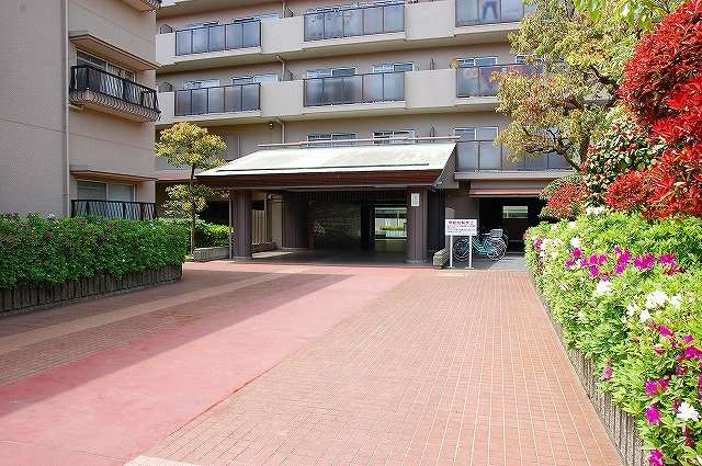 藤和奈良ハイタウンⅤのエントランス|大きなマンションの広いエントランスです