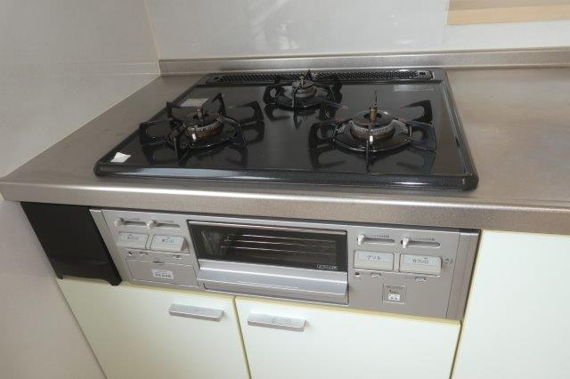 アメニティ福島Ｂのキッチン|3口ガスコンロ