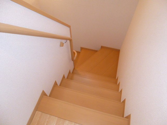 ラフィーネ西阿知Ａの内装|階段